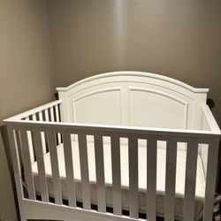 Baby Crib With Mattress. 
