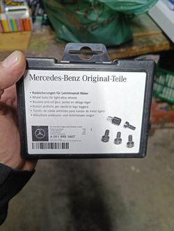 Mercedes Benz Wheel Lock Key And Studs