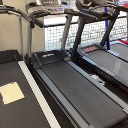 Life Fitness T3 High End Treadmill With ONLY 2 TOTAL RUN HOURS