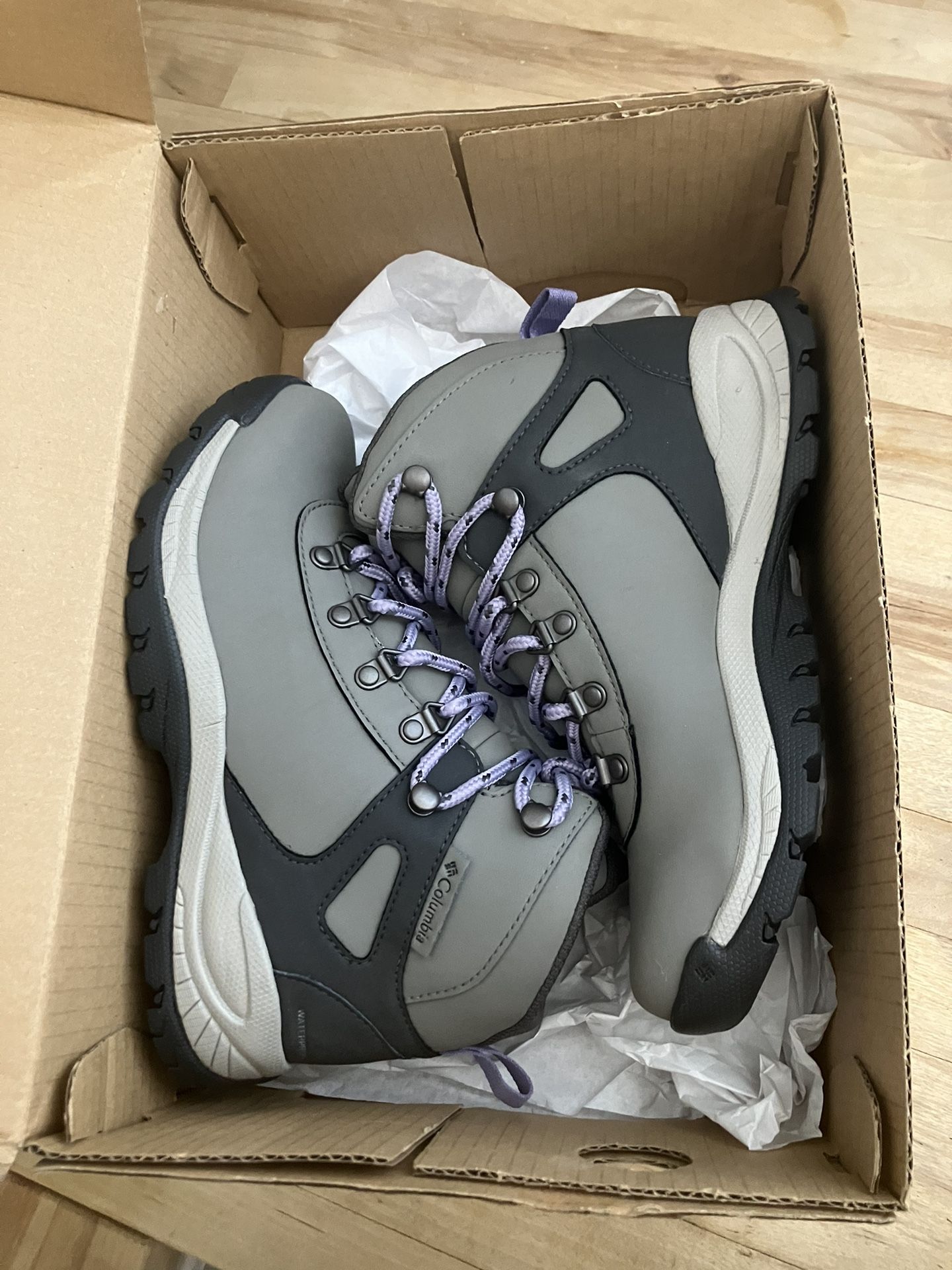 Women’s Columbia Hiking Boots Size 6