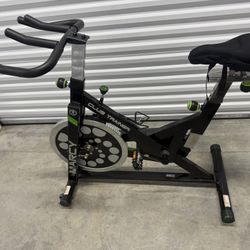 🚴‍♀️ Indoor Gym Bike – Like New! Perfect for Home Workouts