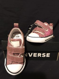 Girls pink low too Converse size 6 & 7