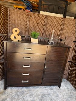 Dresser big (drawers work good) details in the photos