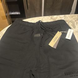 Fear of God Essentials Shorts – Stretch Limo (Black) 