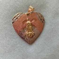 Gold Plated Pendant/Dije De Corazón Con Imagen De La Virgen De Oro Laminado 