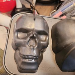 Skull cake pan