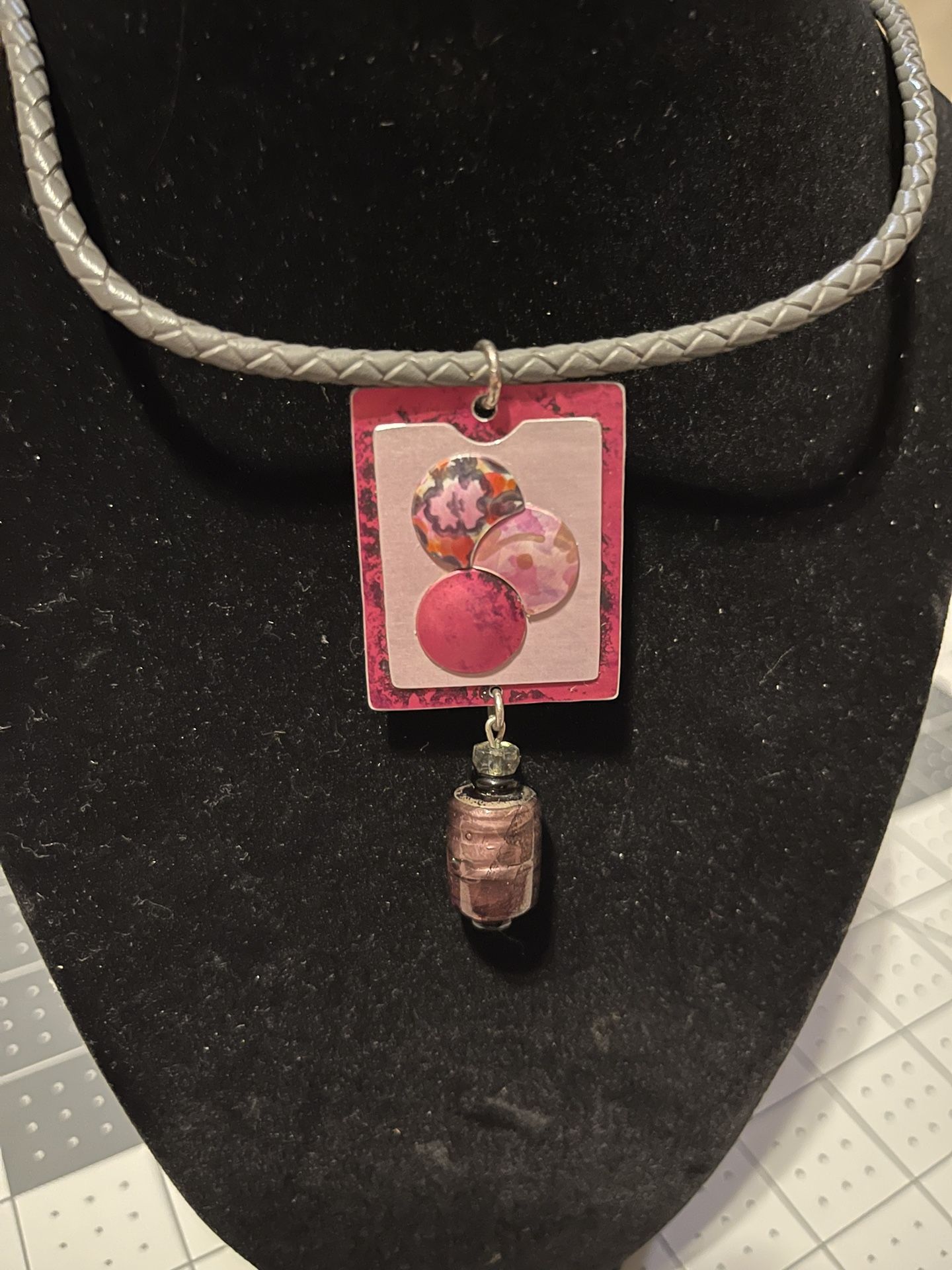 Leather gray choker w reversible metal/glass/bead pendant (pink/brown)