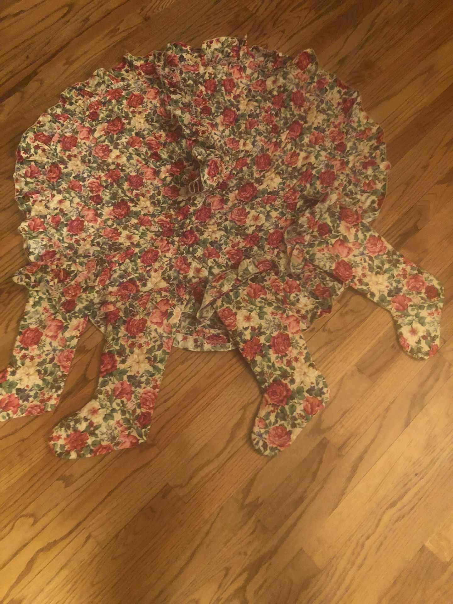 Christmas Tree Skirt With 4 Matching Stockings !