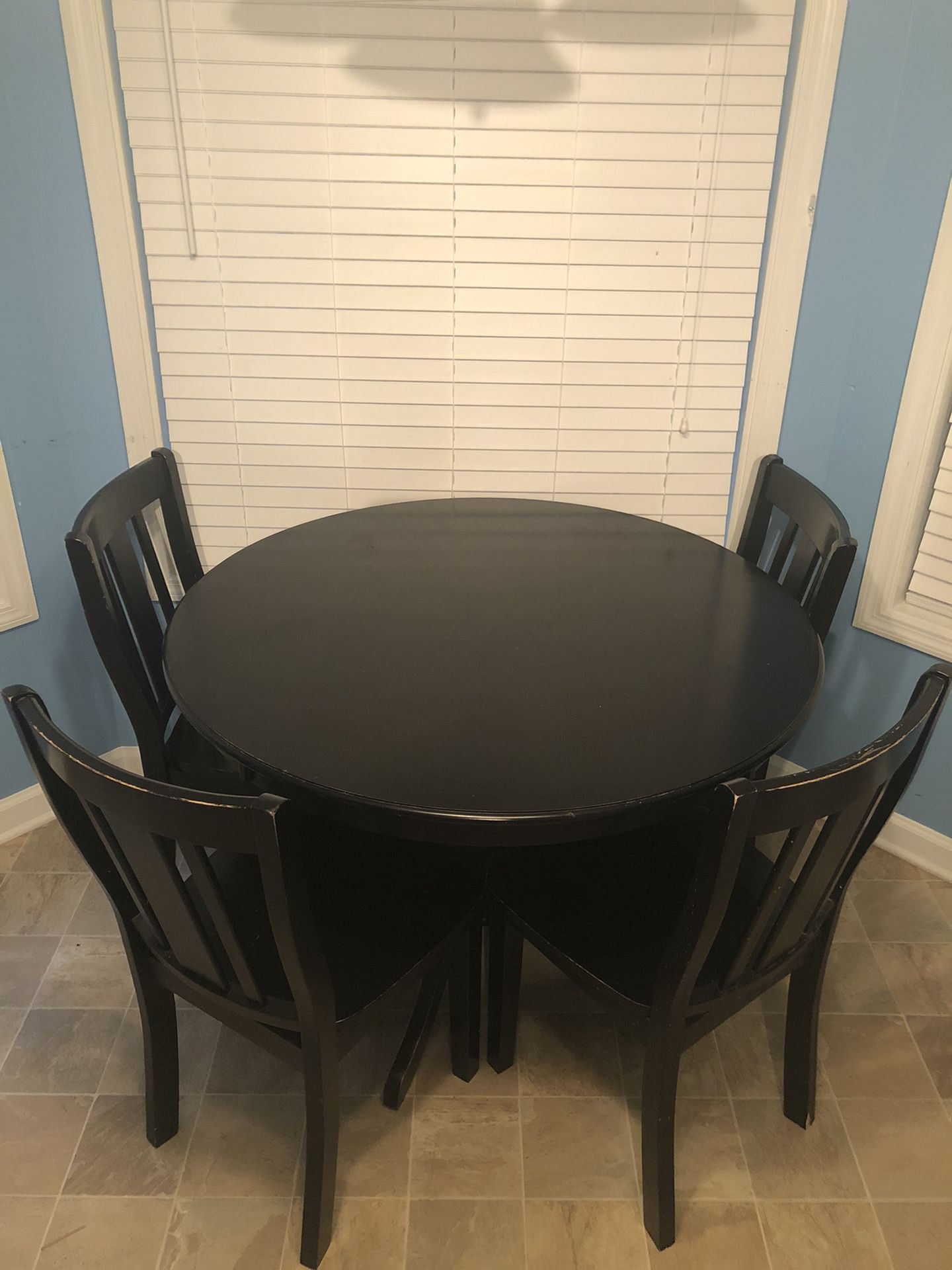Round dining table with four chairs (free) ($0.00)