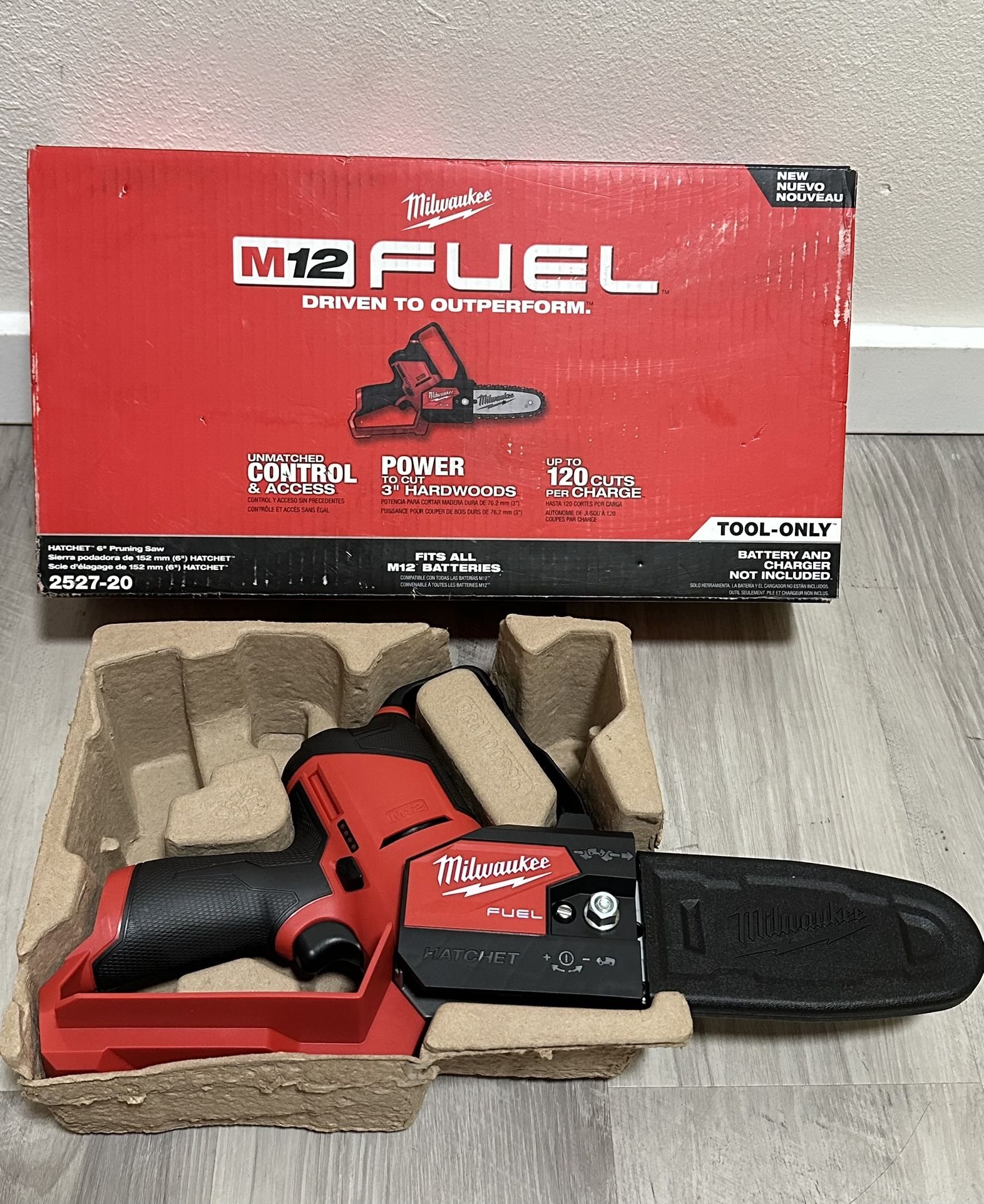 Milwaukee M12 FUEL 6 in. 12V Lithium-Ion Brushless Electric Cordless Battery Pruning Saw HATCHET (Tool-Only)