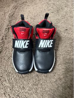 Nike team hustle  d 8 red black and white