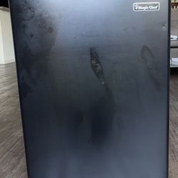 Magic Chef Mini Fridge2.6 CU ( hmbr265be1)