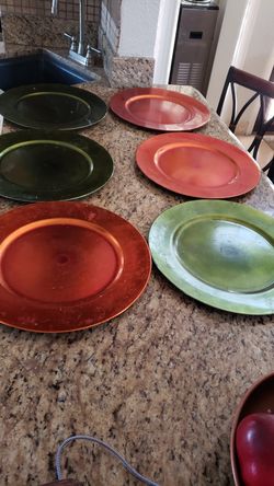 6 Decorative plates 3 red 3 green