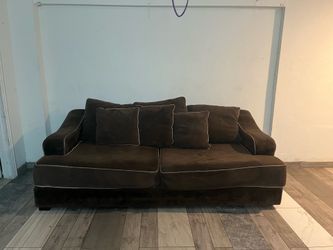 Couch, dresser