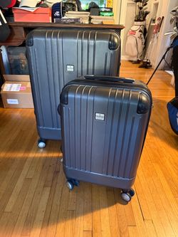 Ricardo Beverly Hills Greenfield 2-Piece Hardside Spinner Luggage Set in Sterling Silver.