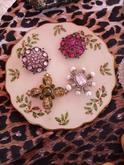 Brooches Set Of 4
