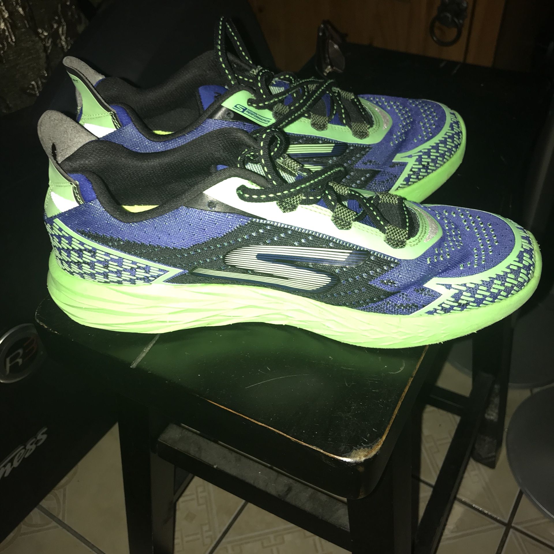 Great and light size 9 👟 tenis shoes for men.