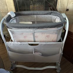 Bassinet with 2 sheets