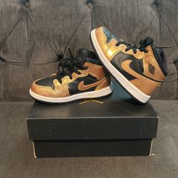 Jordan 1 Mid SE  … 8c 