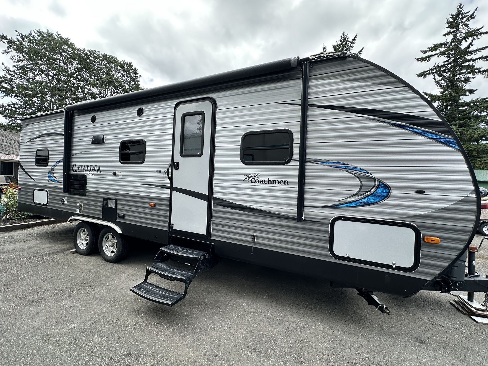 2019 coachman 26ft Super Slide Out Queen Bed Excellent Condition
