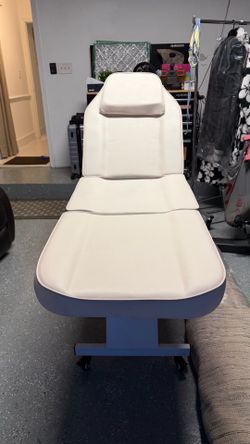 Aesthetic Treatment Chair – Excellent Condition
