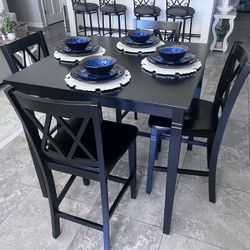 Bar Table With Four Stool High Chairs. Brand New, Never Used. Hablo español y hago entrego