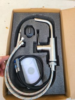 Small faucet with pull out spray