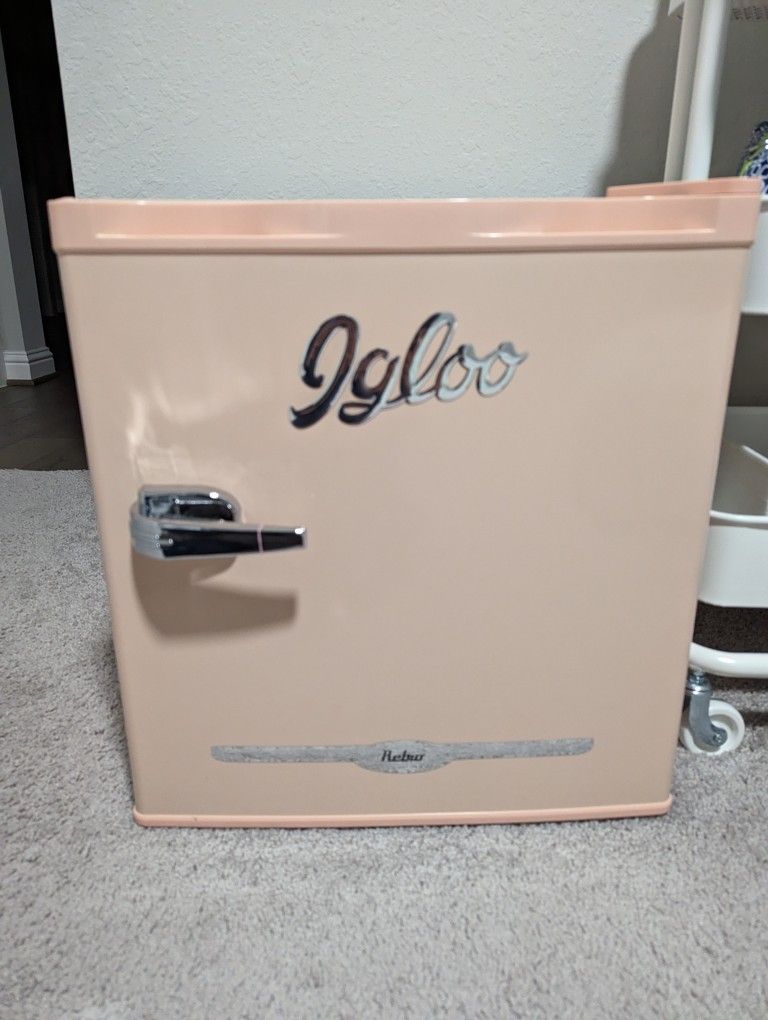 Igloo Retro Mini Fridge 1.6 Cubic Ft - Excellent Condition