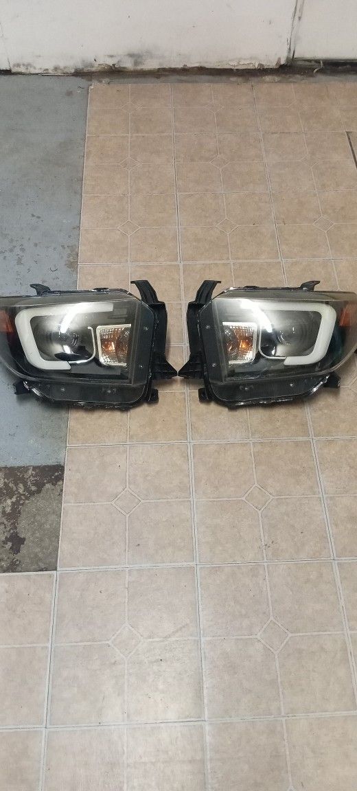 2014 - 2021 Toyota Tundra Headlights 