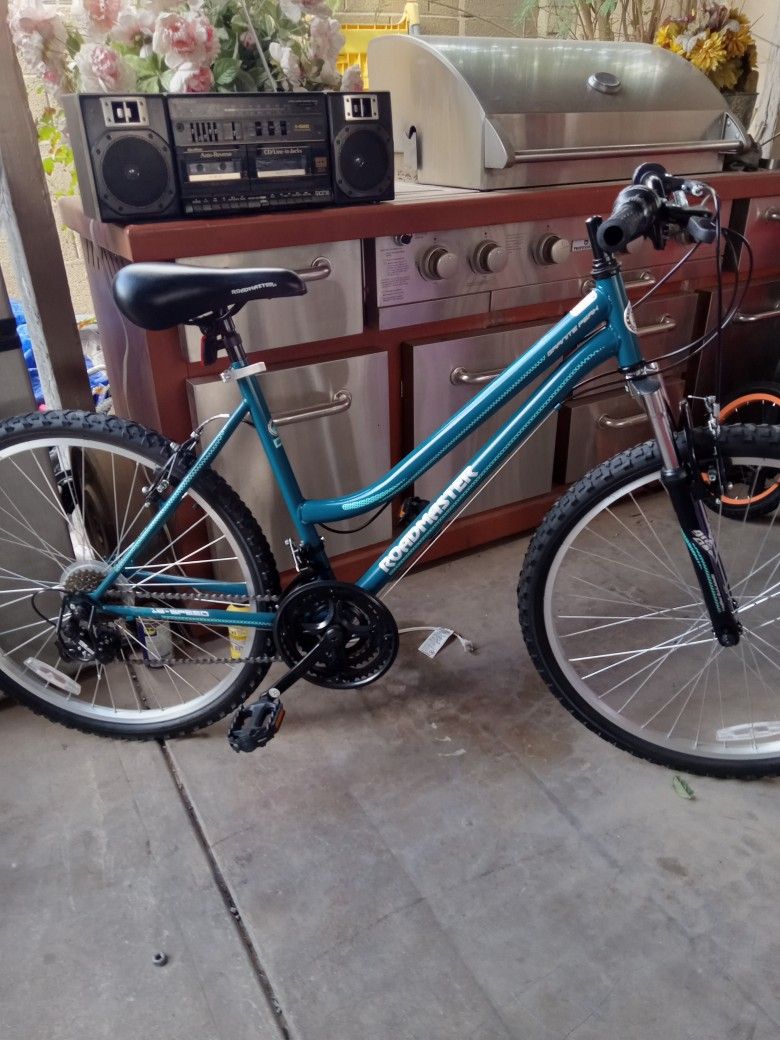 LIKE NEW BIKE ROADMASTER TIRES SIZE 26 FRAME SIZE MEDIUM