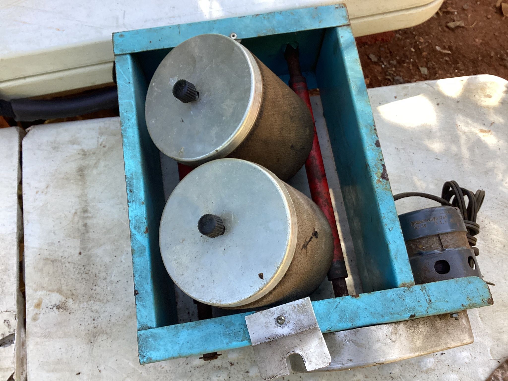 Lottone Compact Lapidary Tumbler Model QT.-N.R. 115 V/AC 60 cycle 60 watts-.92 amps CARBORUNDUMI tortone Division The Carborindum Company, Seattle, Wa