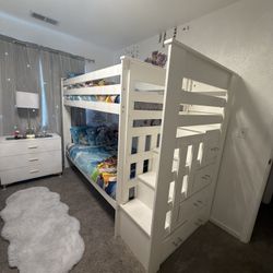 Twin bunk bed