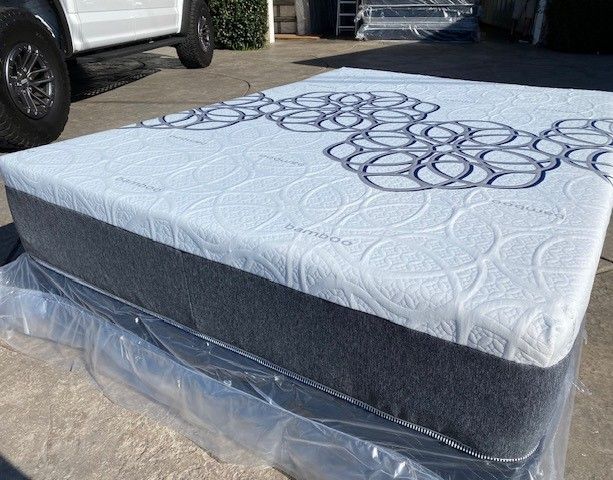 Cal King Bamboo Cool Gel Memory Foam!!