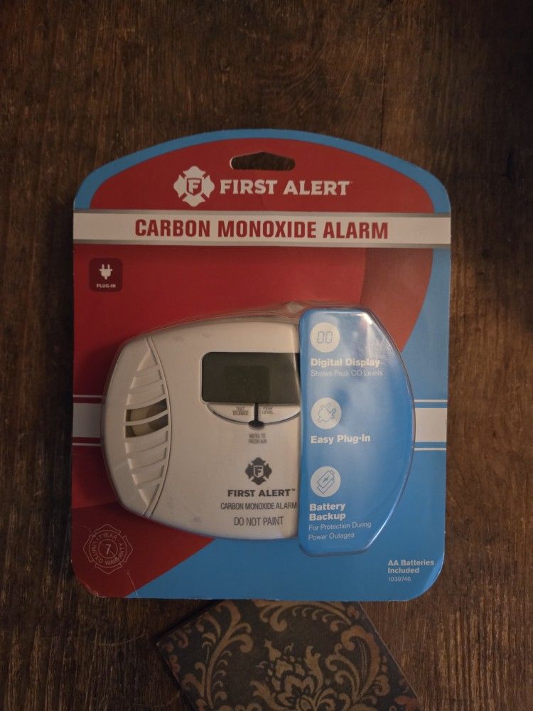 New First Alert Plug-in Carbon Monoxide Detector