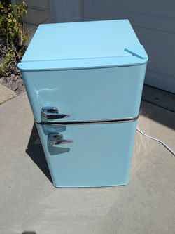 Insignia Mini Fridge Retro 3.1 Cu Ft ENERGY STAR