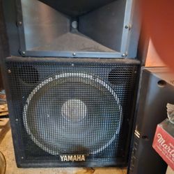 Yamaha SM15V Carpeted 15-Inch 2-Way Monitor Loudspeaker SM15V