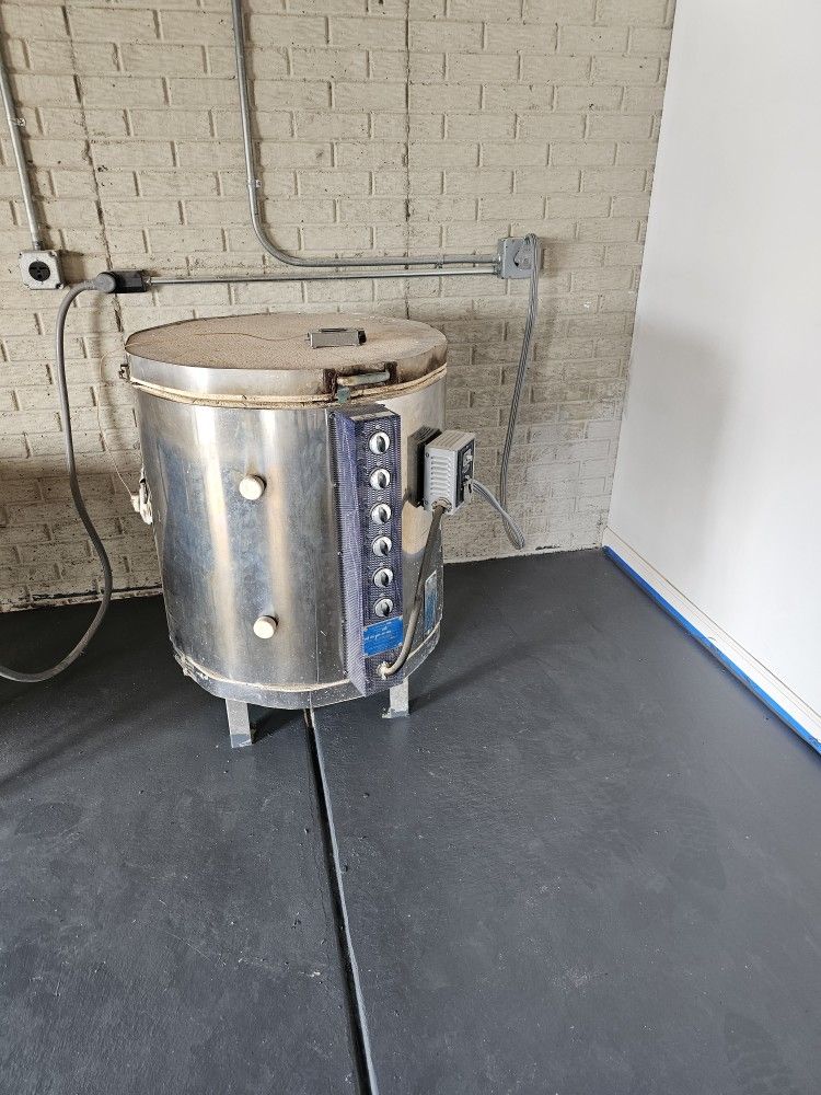 Large Crusader Ceramic KILN Model 274S