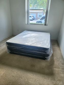 NEW QUEEN-SIZE MATTRESS AND BOX SPRING 💤