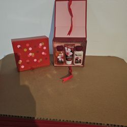 Trio set comprises of 3 oz lotion, 3oz shower gel and 2oz hand cream. Perfectly crafted in red colors to suit the Valentines Day celebration.  