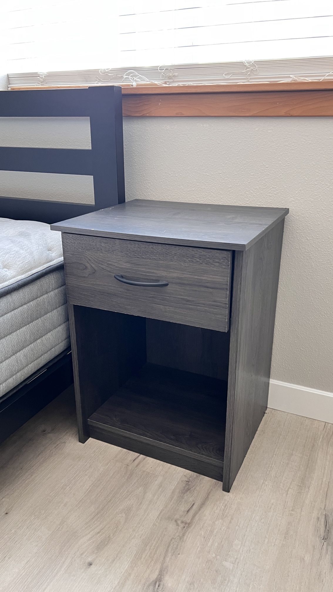🪑 Gray Single Nightstand – 18 x 16 x 24