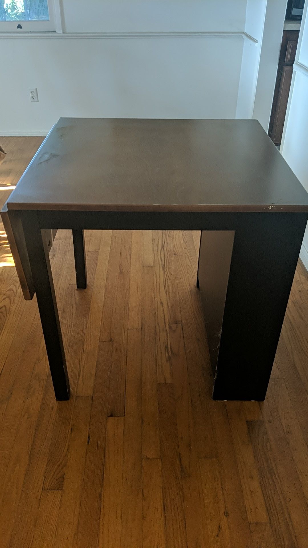 Table with 2 chairs