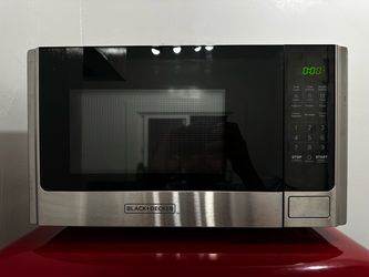 BLACK+DECKER Countertop Microwave (lightly used)