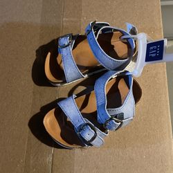 The Toddler Sandals GAP Size 5/6