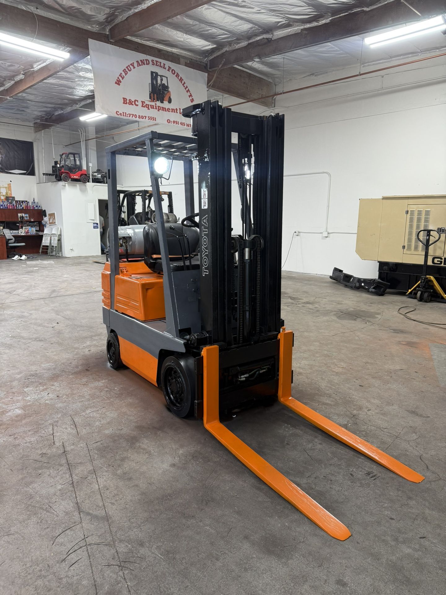 Toyota Forklift 3000lb Runs Good 