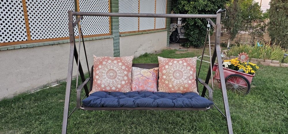 ** Beatiful Patio/Porch Swing **