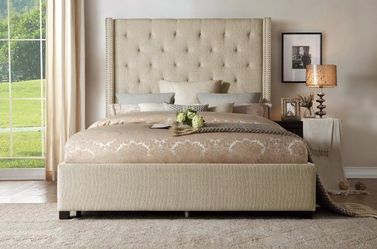 Platform Bed Queen size  Beige fabric, Button tufted, New Especial price