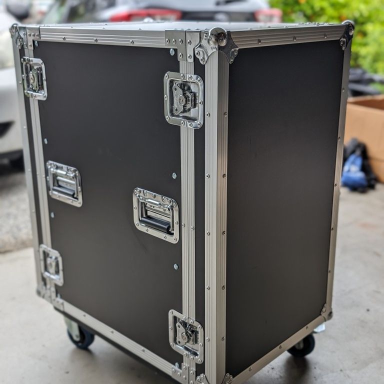 Pro-Grade 18U Heavy-Duty Amplifier Rack Road Case with Casters 