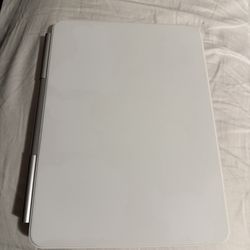 Magic Keyboard IPad case. 11 inch (M4)