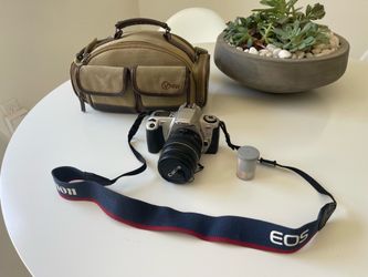 Canon EOS Rebel 2000 35mm Film Camera Kit