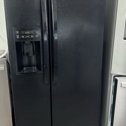 Refrigerator side by side 33” Excellent condition working perfect with warranty delivery available 